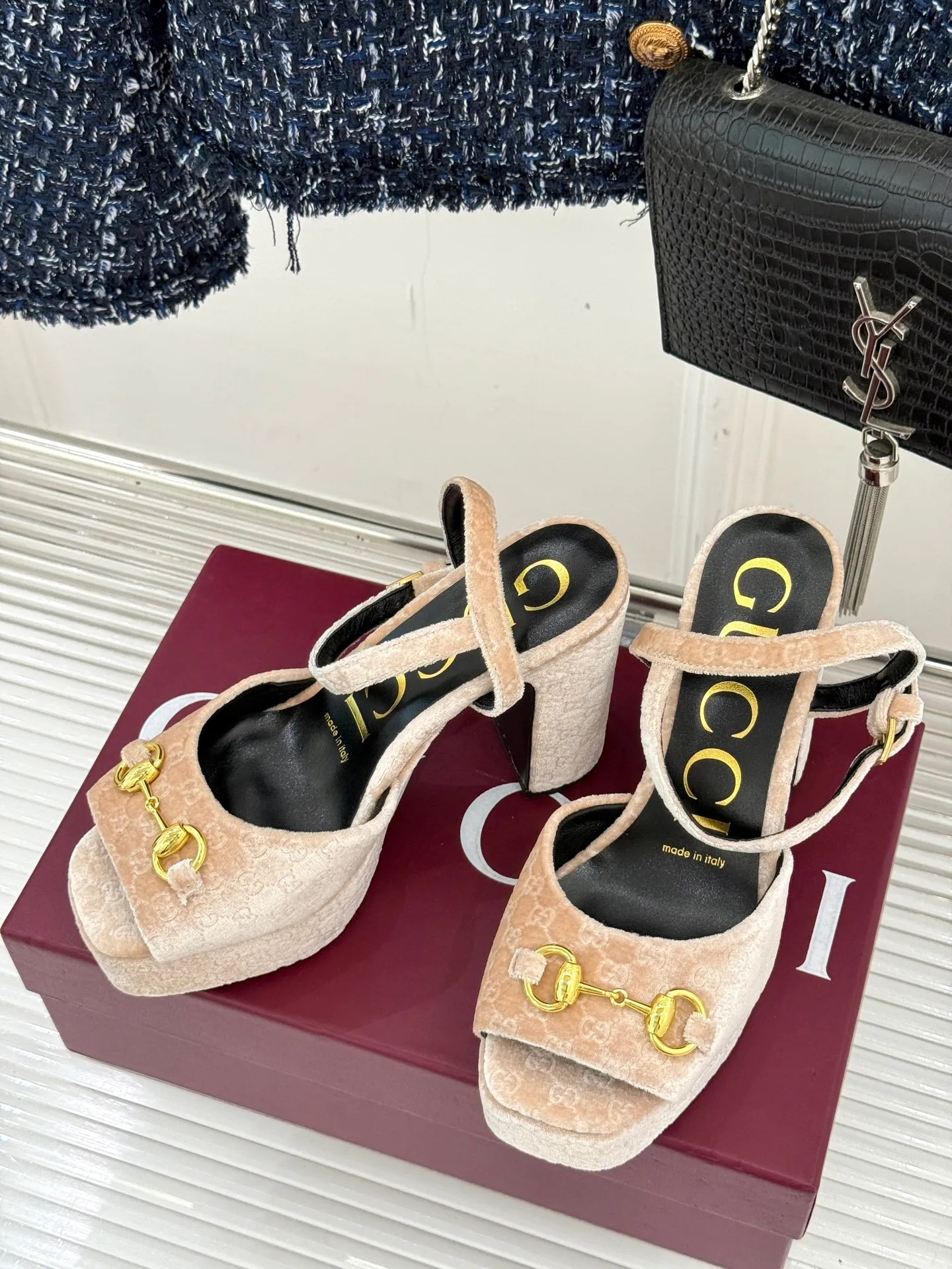 Factory direct sales p660🐘🐘Women's shoes Women's clothing Gucci/Gucci classic horsebit pointed velvet square toe waterproof platform high-heeled sandals When the classic horsebit meets velvet texture, these sandals have become synonymous with elegance and individuality. The square toe design breaks the sharpness of the pointed toe and adds a bit of retro laziness. The delicate velvet upper feels luxurious and shows a high-end texture with the flow of light and shadow. Every step brings a gentle aura. The iconic metal horsebit embellishes the shoe body, instantly awakening brand recognition and cleverly blending retro style with modern fashion. The golden ratio of waterproof platforms and high heels not only lengthens the leg lines but also reduces walking pressure, allowing elegance without compromising comfort. Whether worn with a gorgeous dress to attend a dinner party or paired with retro jeans for a daily look, it can easily hold the spotlight and become the finishing touch in the look, highlighting unique taste and extraordinary style. The fabric is made of original customized velvet and the inner pads are all sheepskin. Heel height: 10.8 Water platform: 3.3 Italian imported genuine leather outsole size: 35-39 (40/41/42 customized)